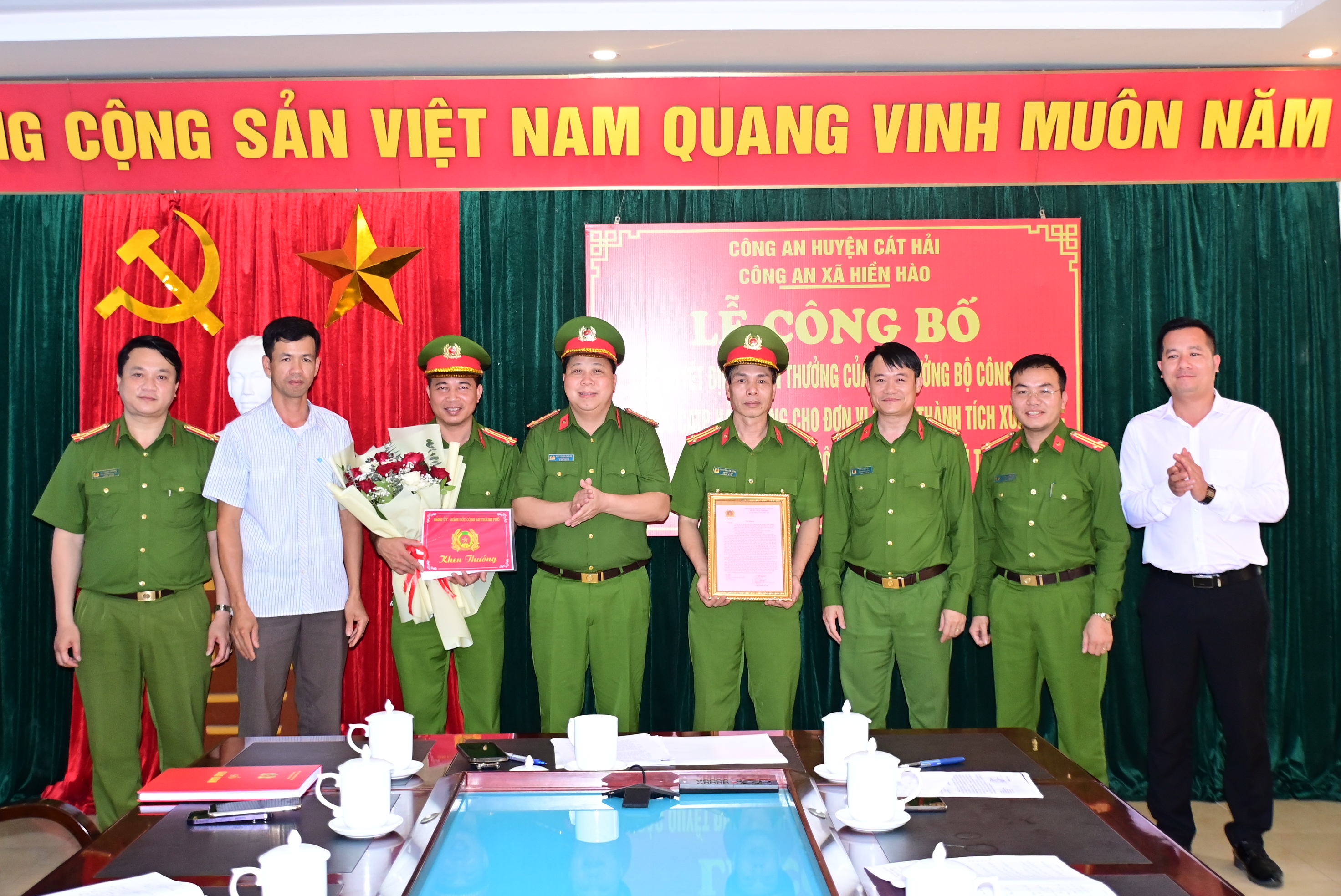 Bộ trưởng Bộ Công an khen thưởng Công an xã Hiền Hào và Gia Luận cấp 100% CCCD cho công dân trên địa bàn